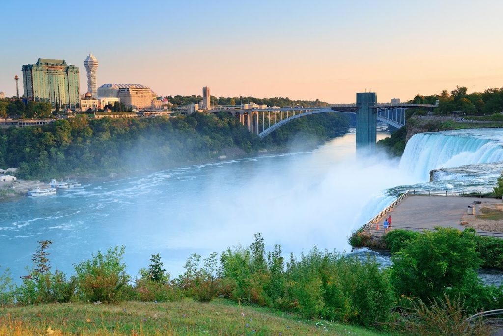 10 Must-See Places on the East Coast: Niagara Falls in New York