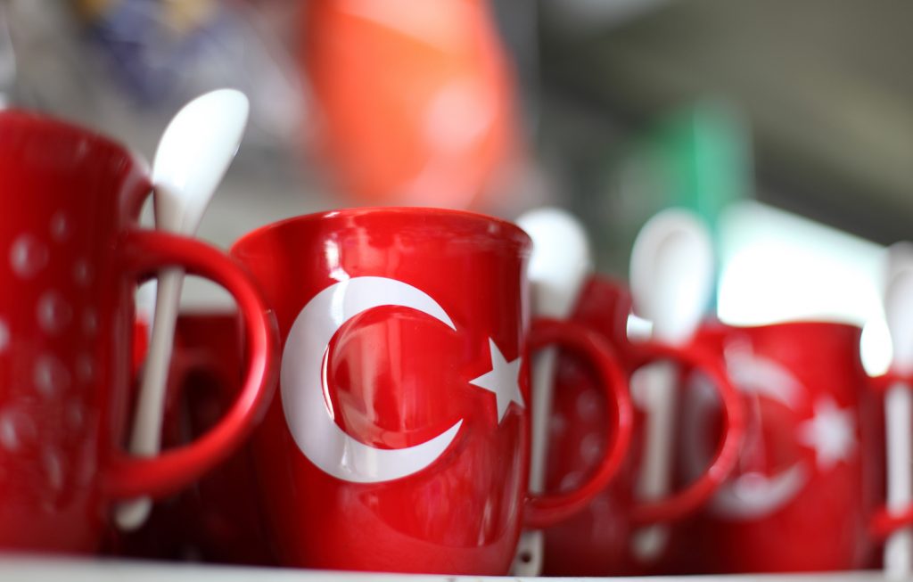 Souvenir mugs with turkish flag in Istanbul