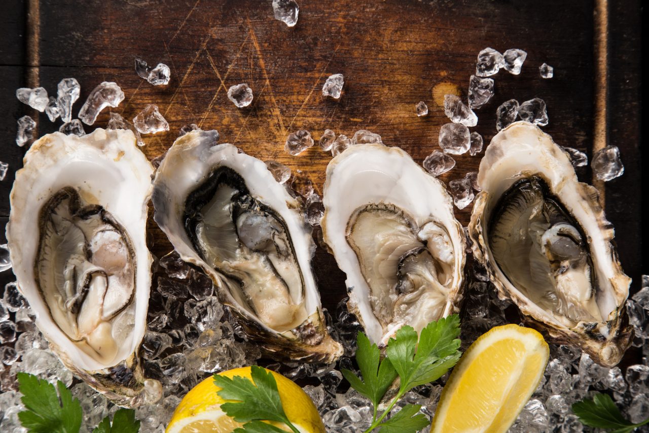 Raw oysters with lemon