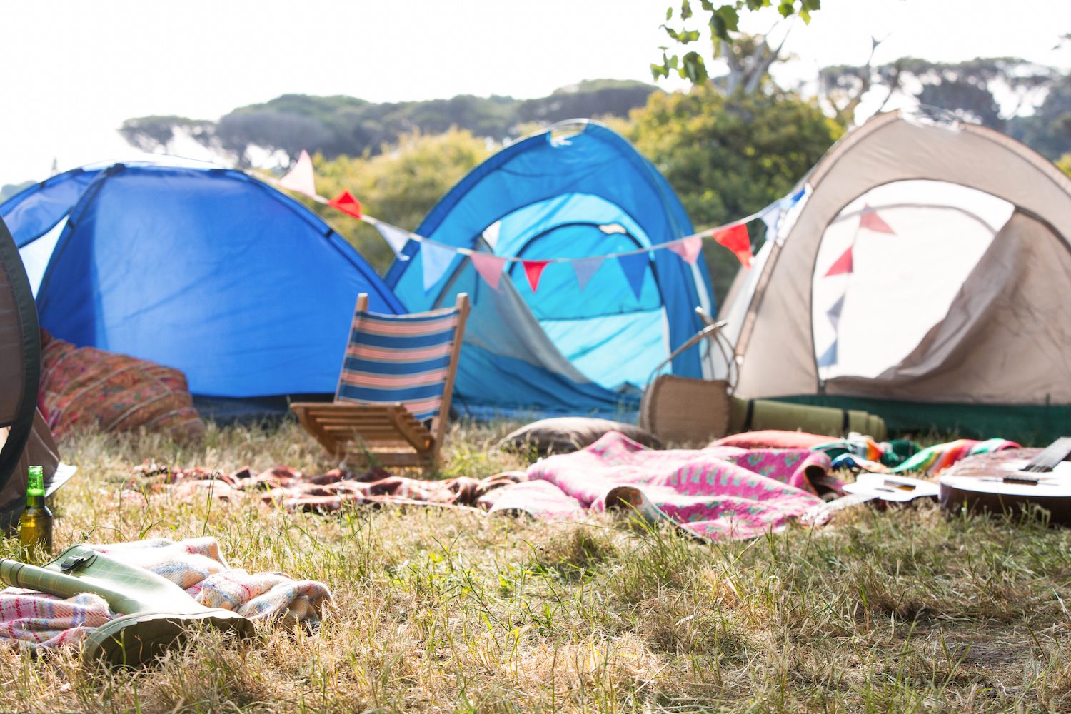 Пустой лагерь. Кемпинг зона пустая. Музыкальный фестиваль фото палатки. Ugly Camping blurry image.